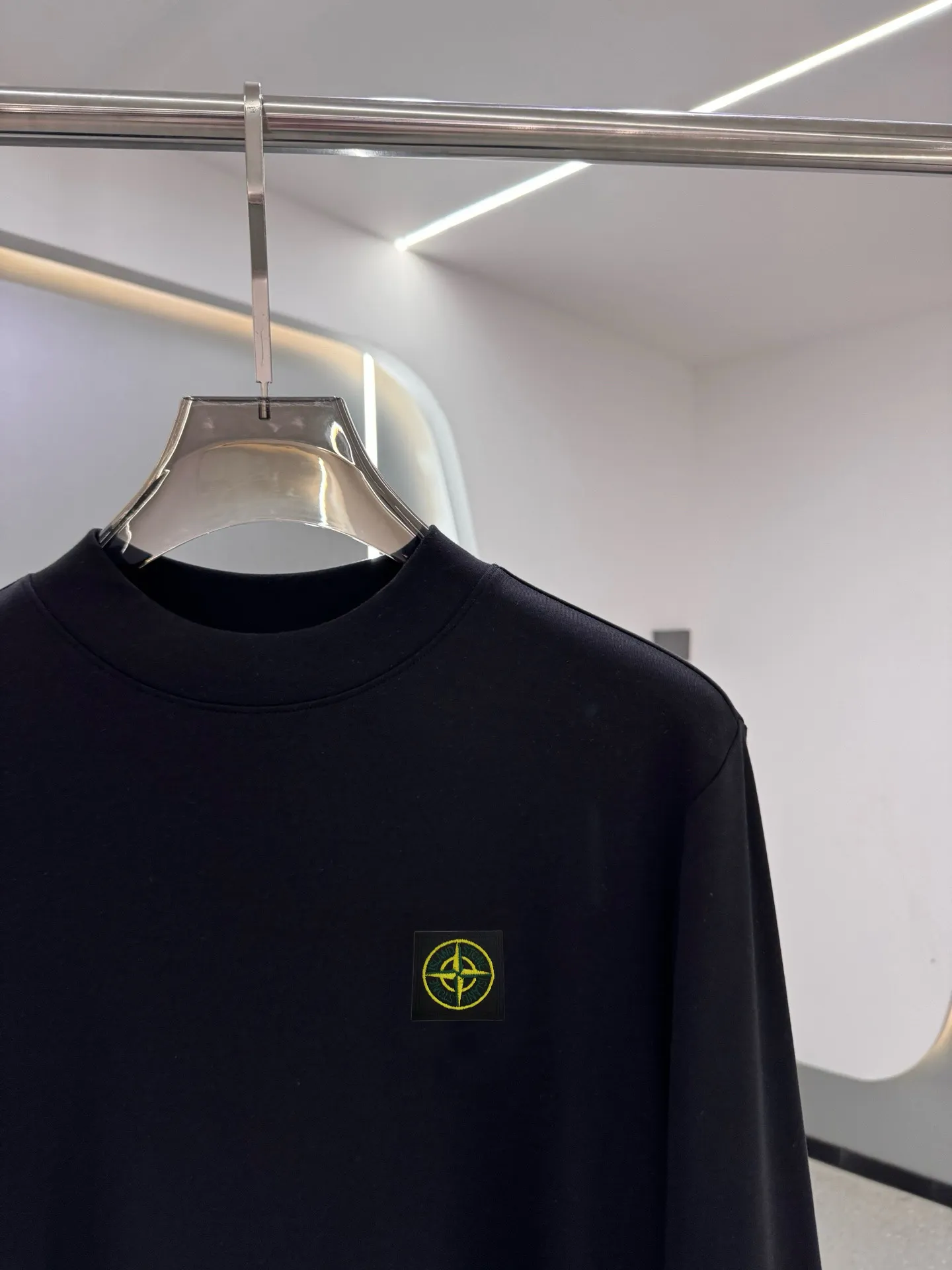 P220 Stone Island 2025 autumn and winter men's latest trade order mid-collar bottoming shirt, in full condition! ! Designed with logo embroidery! Customized 100% pure cotton fabric! Weighing 330g, the upper body is comfortable and breathable, not stiff, and has a rich three-dimensional feel overall. It is a quality export order that meets the simple needs of commuters. The upper body effect is very good, slimming, and not picky about the figure. The fabric workmanship is impeccable. Black White Size: XS-2XL